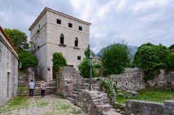 Un palazzo nel cuore della vecchia Bar, Montenegro, fra le antiche rovine - © Katsiuba Volha / Shutterstock.com 