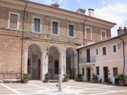 Palazzo Orsini a Mentana, la sede del Comune - © Pubblico dominio, Wikipedia