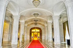 L'interno del Palazzo del Parlamento di Bucarest è principesco. Troverete marmo scintillante, cristallo, specchi e candelieri d'oro, velluto e broccato rifiniti in argento © ...
