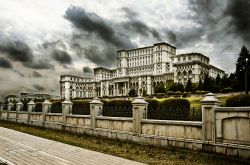 Il Palazzo del Parlamento di Bucarest è mastodontico: con una superficie di 330 mila mq è tra gli edifici più grandi del mondo per estensione e volume. Ingombrante com'è ...