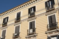 Palazzo signorile nel centro di Formia, Lazio. A impreziosirne la facciata sono capitelli, decorazioni geometriche e ringhiere in ferro.
