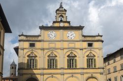 Palazzo storico a Città di Castello, Umbria, Italia. A impreziosire la facciata di questo edificio ci sono decorazioni e orologi oltre a una torre campanaria.
