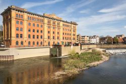 Palazzo storico a Hameln, Germania. Ricchezza di frontoni e di decorazioni per la facciata di questo bell'edificio della città della Bassa Sassonia che si presenta con un'architettura ...