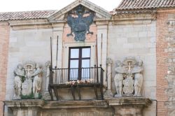 Un palazzo storico nel centro di Toledo, Spagna, che alla sommità presenta lo stemma della città, con l'aquila ad ali spiegate- © TalyaPhoto / Shutterstock.com