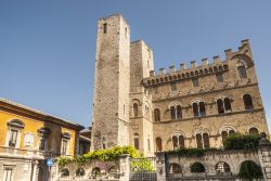 Palazzo storico con torri gemelle a Ascoli Piceno, Marche, Italia. Costruite nel XII° secolo utilizzando conci di travertino, queste due torri si trovano l'una a fianco dell'altra ...
