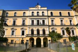 La facciata di un antico palazzo in centro a Avellino, Italia. Nel cuore della città campana sorgono edifici e costruzioni di grande pregio architettonico.
