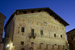 Un palazzo storico affrescato nel centro di Cavalese in Val di Fiemme (Trentino) - © paolo airenti / Shutterstock.com