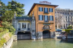 Palazzo storico sul lago di Como, Lombardia - Una delle antiche costruzioni che si affacciano sulle acque di questo lago naturale prealpino che ricade nei territori appartenenti alle province ...
