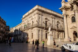 Palazzo Vermexio sull'isola di Ortigia, Siracusa, Sicilia. Chiamato anche Palazzo del Senato, questo edificio venne commissionato dal governo della città all'architetto Giovanni ...