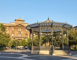 Palco dell'orchestra nei giardini di Piazza Garibaldi a Taranto con il Palazzo degli Uffici sullo sfondo, Puglia - © Alvaro German Vilela / Shutterstock.com