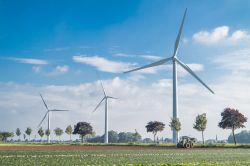 Pale eoliche in un appezzamento di terra a Krefeld, Germania - © Lukassek / Shutterstock.com