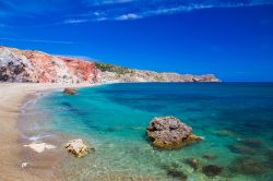 Paleochori: questa spiaggia, situata sulla costa meridionale di Milos, è nota per le sue sorgenti di calore nel sottosuolo, a testimonianza dell'attività vulcanica dell'isola ...