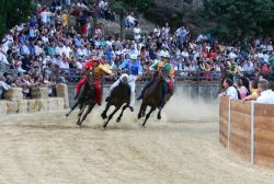 La corsa del Palio dei Rioni uno degli eventi di Castiglion Fiorentino