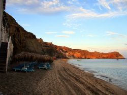 Paliochori, Milos, Grecia: l'origine vulcanica dell'isola è evidente su questa spiaggia dove esistono sorgenti di calore sotterraneo e dove si può sentire, in certi momenti, ...