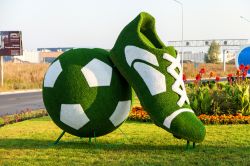 Pallone e scarpa da calcio in versione floreale a Samara, Russia. Sono il simbolo della Coppa del Mondo 2018 ospitata in Russia - © NatalyaBond / Shutterstock.com