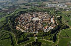 Palmanova vista aerea che mette in evidenza la perfetta forma di stella della mappa cittadina