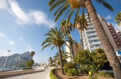 Palme, hotel e appartamenti di lusso a Calpe, città della Costa Blanca, Spagna.

