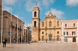Palo del Colle, Puglia: la piazza della Chiesa del Purgatorio nel centro storico. - © lovefranco / Shutterstock.com