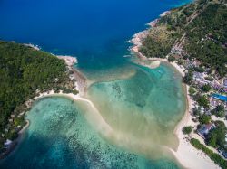 Panaorama aereo di Koh Pha Ngan, Thailandia. A circondare le spiagge incontaminate di quest'isola thailandese c'è una splendida barriera corallina.
