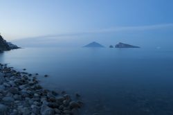 Panarea al tramonto, Sicilia - Una suggestiva immagine di Panarea, isola dell'Eolie, fotografata al calar del sole. La più piccola e meno elevata dei questo arcipelago nonchè ...