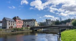 Panaroma sulla città di Kilkenny con il ponte sul fiume Nore, Irlanda - © CometBlue777 / Shutterstock.com