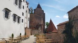 Panche e tavoli del ristorante al castello di Landshut, Germania.
