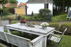 Panchina con angioletto, un dettaglio di un giardino di una casa a Sloten, in Olanda