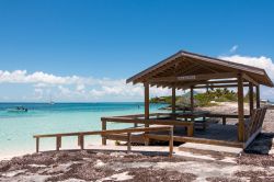Panchina relax di fronte alla spiaggia a Man O'War Cay a Abaco, Arcipelago delle Bahamas - © Marco Borghini / Shutterstock.com