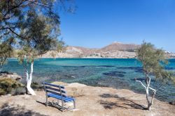 Una panchina romantica a Paros, Grecia. I panorami di cui si può godere su quest'isola sono fra i più suggestivi di tutte le Cicladi: dolci montagne da cui viene estratto il ...