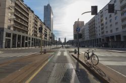 Pandemia in Lombardia: La zona vicino alla Stazione Centrale di Milano durante la quarantena del coronavirus 2020 - © alecamera90 / Shutterstock.com