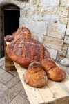 Pane di Altamura, Puglia. E' preparato utilizzando semole rimacinate di grano duro coltivato nei territori della Murgia. Dal 2003 si fregia del riconoscimento del marchio DOP.

