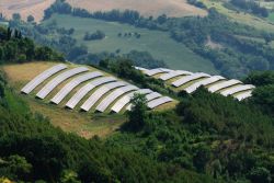 Pannelli solari di una centrale fotovoltaica a Predappio, Emilia-Romagna.