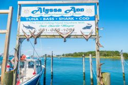 Un pannello con pubblicità per le barche da pesca a Montauk, New York, Stati Uniti d'America - © Elzbieta Sekowska / Shutterstock.com