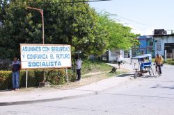 Un pannello di propaganda del Governo a Baracoa, Cuba - © Tupungato / Shutterstock.com