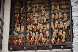 Pannocchie ad essiccare in una casa di Rango, antico borgo del Trentino