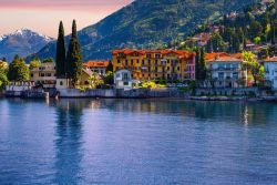 Panorama serale del borgo di Bellano che si riflette sulle acque del Lago di Como, nelle Alpi, in Lombardia