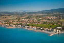 Panorama aereo della Costa degli Etruschi fra Marina di Cecina, Vada, Solvay e Castiglioncello (Toscana). Questo tratto di litorale comprende il territorio continentale della provincia di Livorno.




 ...