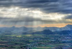 Panorama aereo dei Colli Euganei e della pianura della provincia di Padova in Veneto.