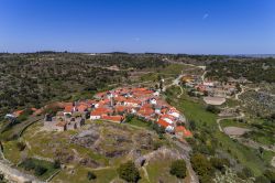 Panorama aereo del borgo di Castelo Mendo, Portogallo. La città sorge su vestigia risalenti all'Età del Bronzo e di epoca romana.




