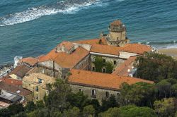 Panorama aereo del castello di Santa Maria a Castellabate, Campania, Italia - © pql89 / Shutterstock.com