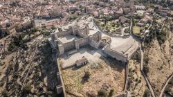 Panorama aereo del castello e della città di Trujillo, Spagna. Costruito durante l'epoca di maggior splendore del Califfato di Cordova, questo castello si distingue per le belle torri ...