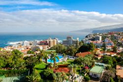 Panorama aereo del centro di Puerto de la Cruz, Tenerife, isole Canarie, Spagna.

