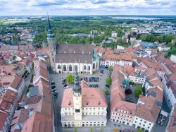 Panorama aereo del centro storico di Bautzen, Germania. Ricostruito in stile barocco dopo la guerra dei trent'anni nel XVII° secolo, ospita case signorili e uno splendido Municipio.

 ...