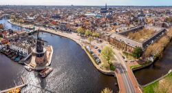 Panorama aereo del centro storico di Haarlem, Olanda, con il mulino a vento affacciato sui canali.


