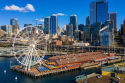 Panorama aereo del distretto della Grande Ruota Panoramica di Seattle, Washington. Con i suoi 53 metri di altezza, questa ruota è la più alta degli States - © Felix Mizioznikov ...