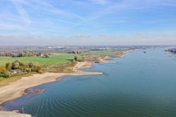 Panorama aereo del fiume Maas con la bassa marea a Nijmegen, Olanda, in una giornata autunnale - © Pmmrd / Shutterstock.com