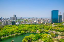 Panorama aereo del fossato attorno al castello di Osaka, Giappone. Sullo sfondo, il quartiere degli affari della città e le montagne che circondano il castello, simbolo cittadino. 

 ...