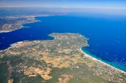 Panorama aereo del golfo di Saint-Tropez su cui si affaccia Sainte-Maxime, Francia. Questo tratto di costa è uno dei più rinomati del Var.


