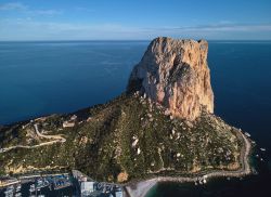 Panorama aereo del Penon de Ifach a Calpe, Spagna. E' una delle ultime articolazioni della cordigliera Betica. 

