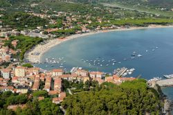 Panorama aereo del porticciolo di Marina di Campo, isola d'Elba, che ospita i pescherecci dei pescatori locali durante tutto l'anno per poi aumentare, nei mesi estivi, l'afflusso ...